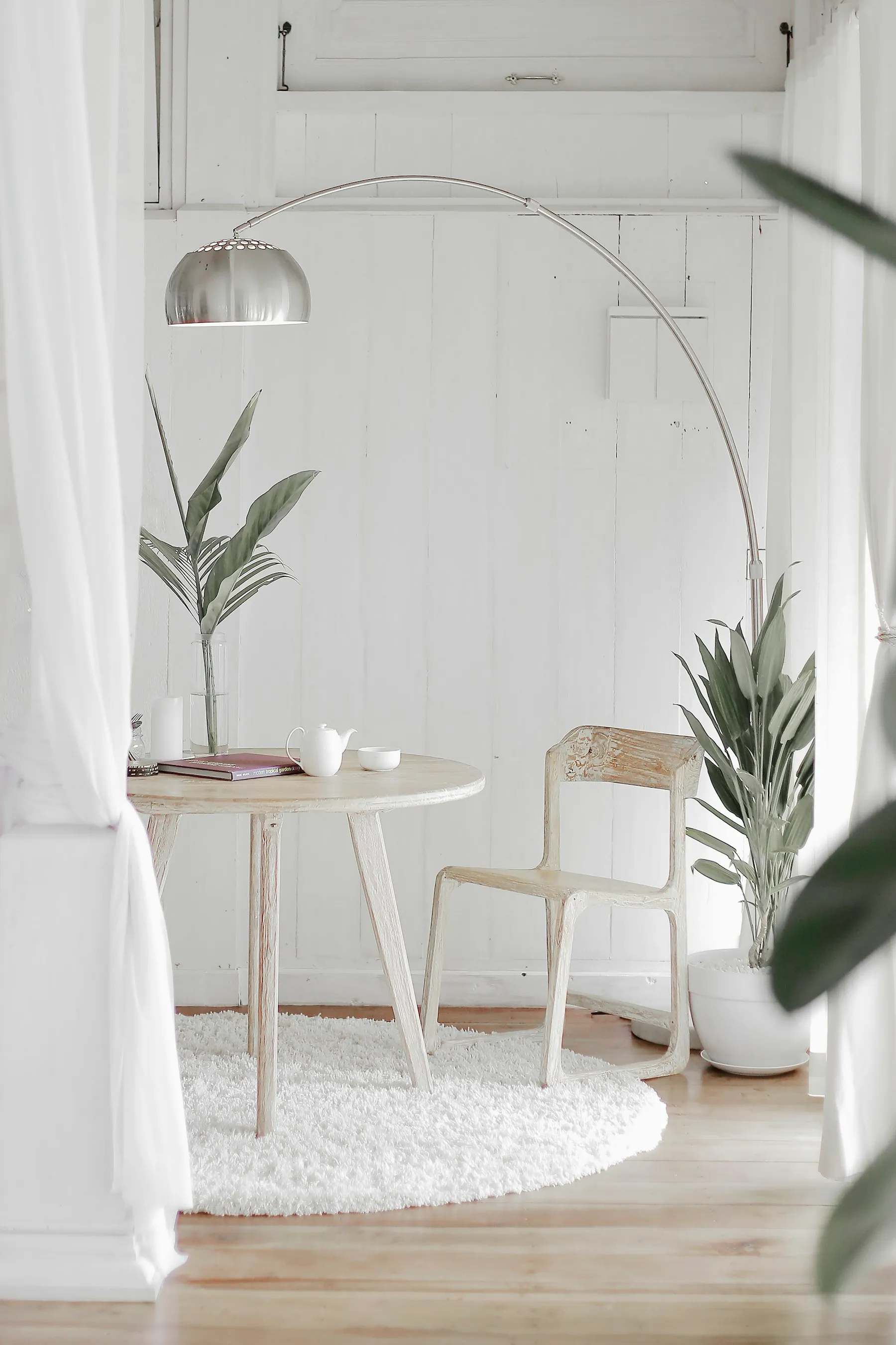Assises en extérieur, plantes et bois clair